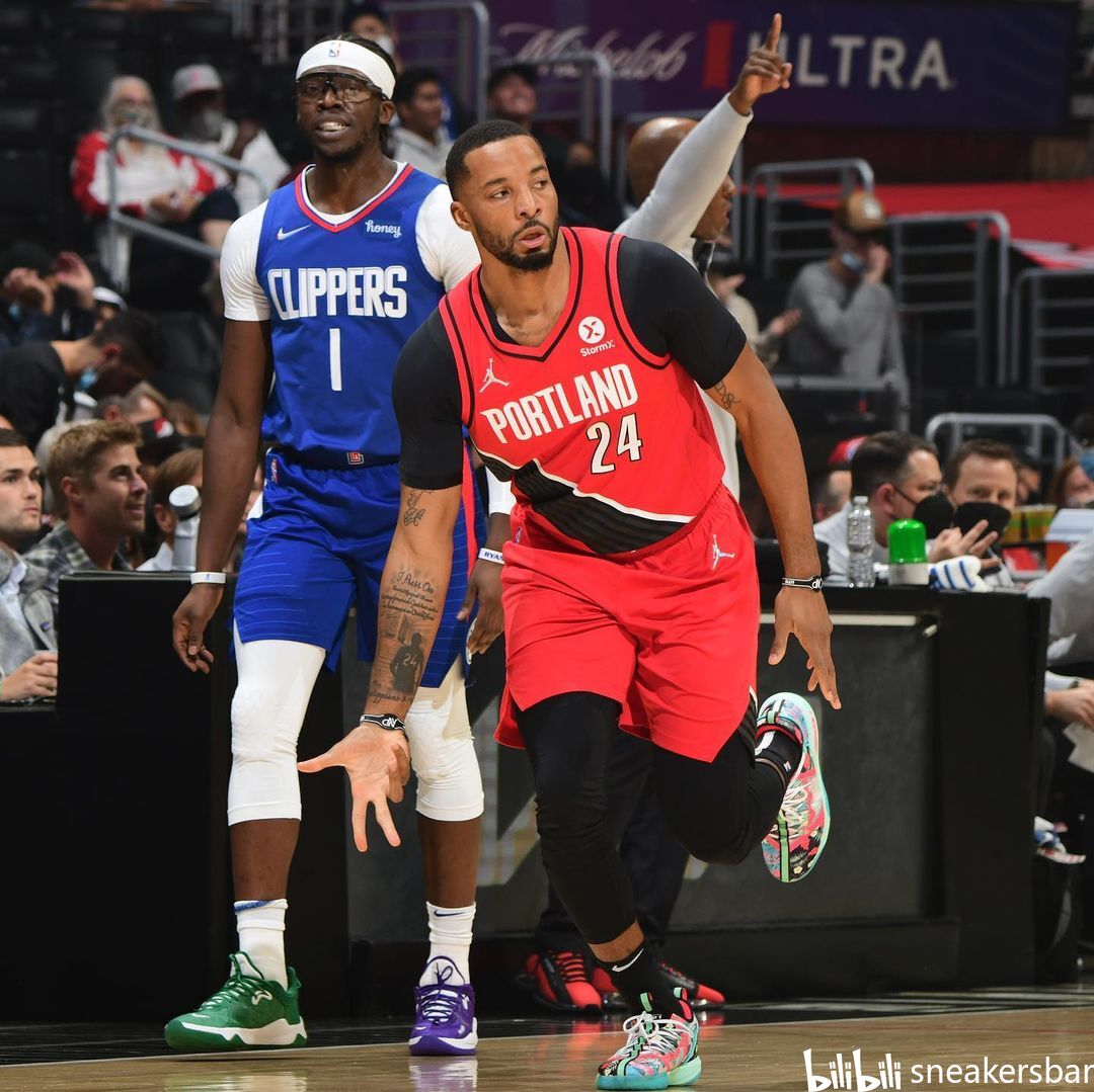 池水中更容 池水中更容